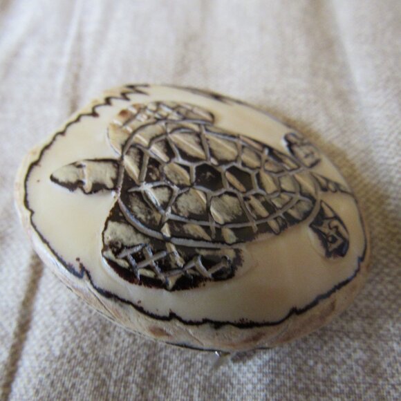 Vintage Hand Carved Bone Brooch Turtle Design - Picture 4 of 4